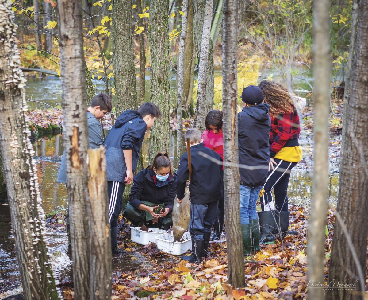 L’atelier J’adopte un cours d’eau gagne en popularité. Cette année, 11 classes ont pris part aux activités, dont deux de l’École secondaire Saint-Joseph. Sur la photo, un atelier réalisé l’automne dernier à Roxton Pond. Photo Bertrand Duhamel