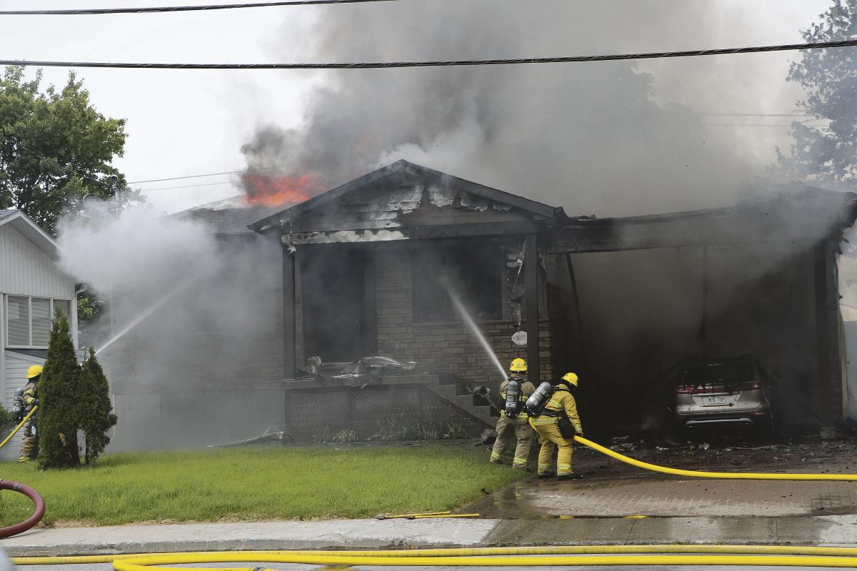 Une Résidence Détruite Par Un Violent Incendie