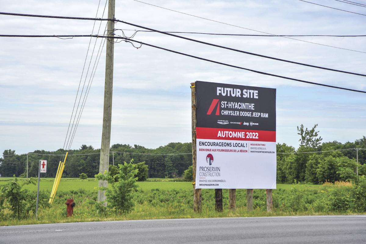 Saint-Hyacinthe Chrysler installera ses pénates dans un immeuble qui sera construit prochainement à l’intersection des boulevards Laurier et Casavant dans le secteur Douville. Photo François Larivière | Le Courrier ©
