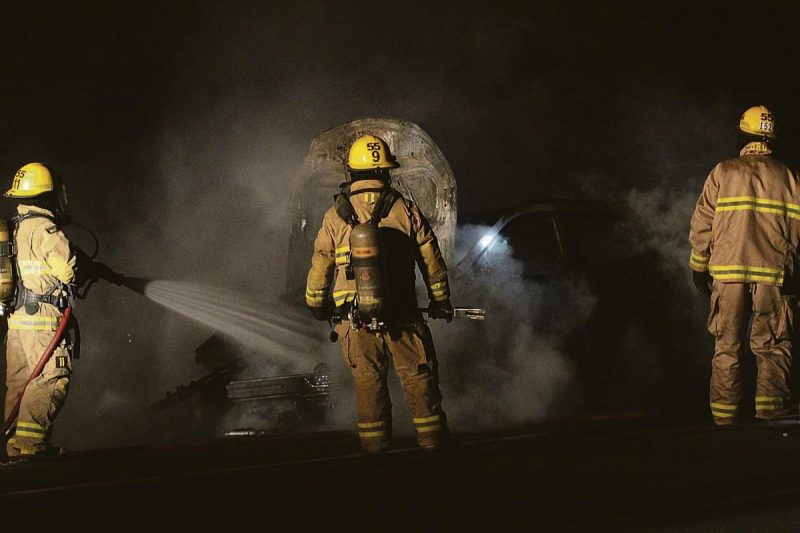 Une voiture en flamme sur la route 116 a nécessité l’intervention de sept pompiers de Sainte-Madeleine dans la nuit du 29 au 30 mai. Photo Adam Bolestridge