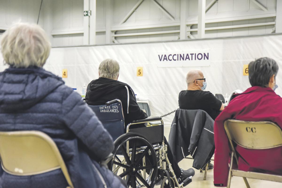 Des périodes de longues attentes se sont répétées au centre de vaccination du Pavillon La Coop en raison d’une « surréservation » de rendez-vous sur la plateforme Clic Santé.Photo François Larivière | Le Courrier ©