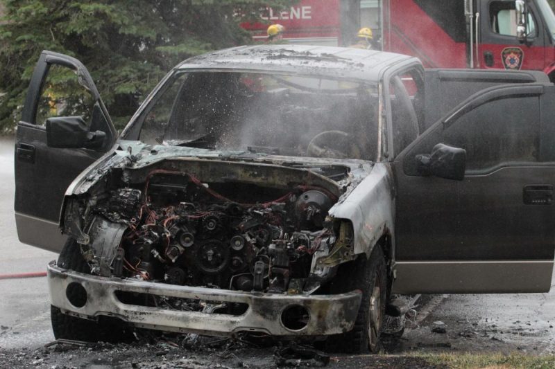 Les pompiers de Saint-Hélène-de-bagot ont dû répondre à un appel concernant une voiture en feu dans le stationnement de l’hôtel Day Inn. Personne n’a été blessé lors de l’incident. Photo Adam Bolestridge