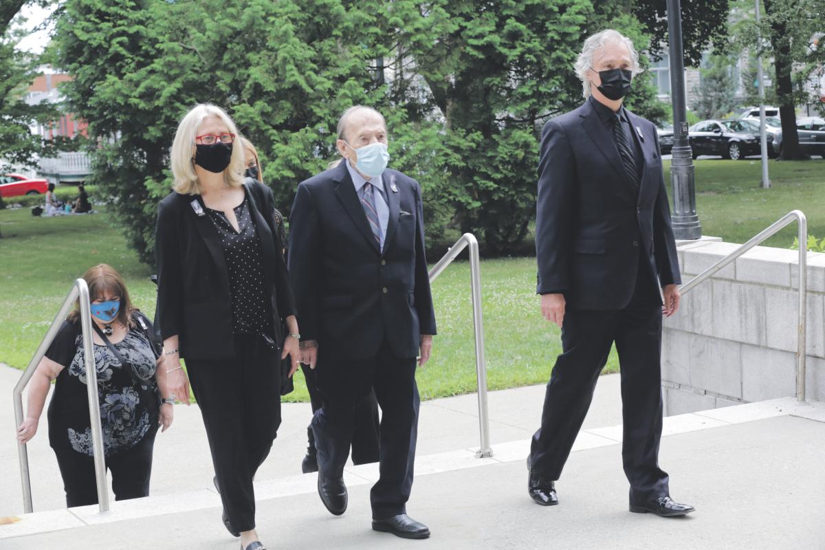 Le conjoint de Mme Champagne, le pianiste André-Sébastien Lavoie, est entouré par les enfants de la disparue, Liliane et Patrick Clune. Photo Robert Gosselin | Le Courrier ©