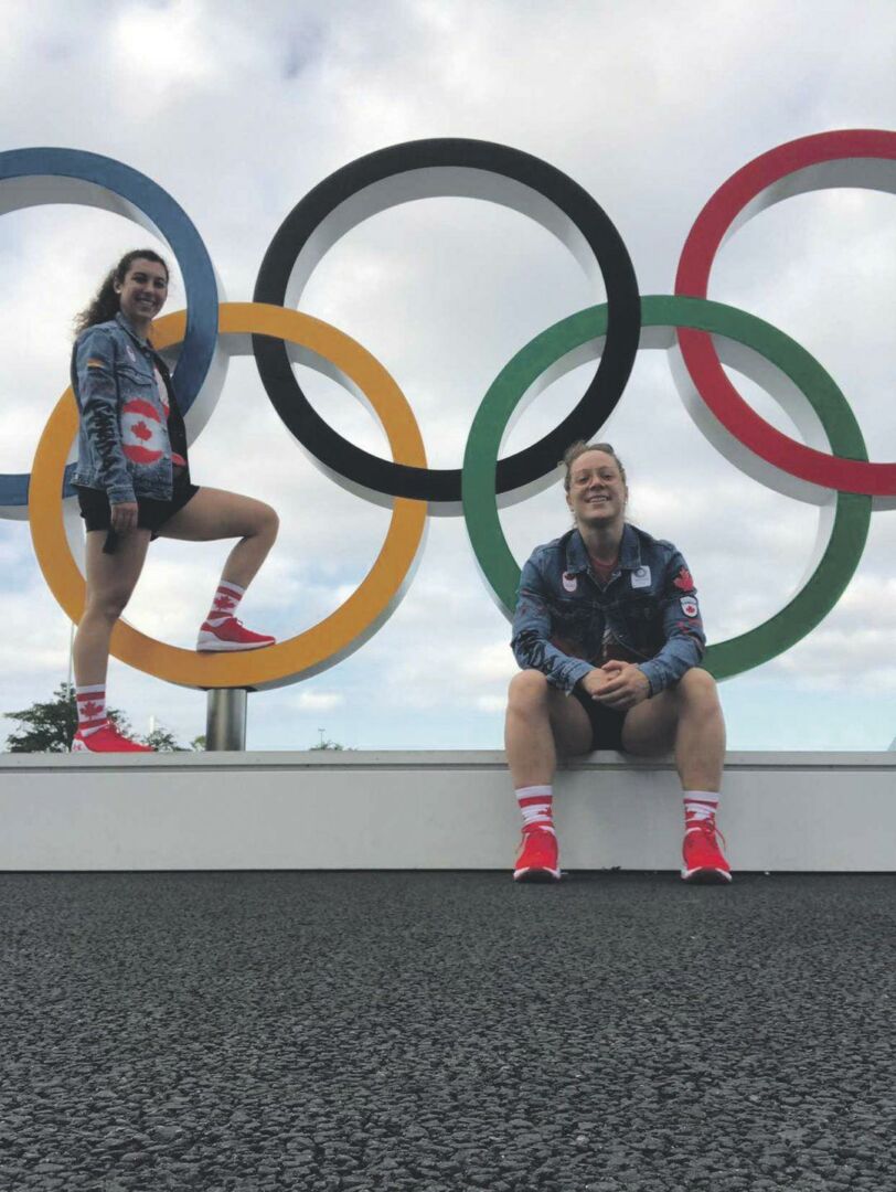 Tali Darsigny et Rachel Leblanc-Bazinet, devant les anneaux olympiques à Tokyo. Photo gracieuseté