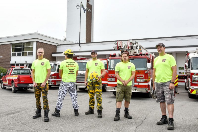Les pompiers de la ville de Saint-Hyacinthe avec des shorts de style camouflage comme moyen de pression envers la Ville. Photo Le Courrier ©