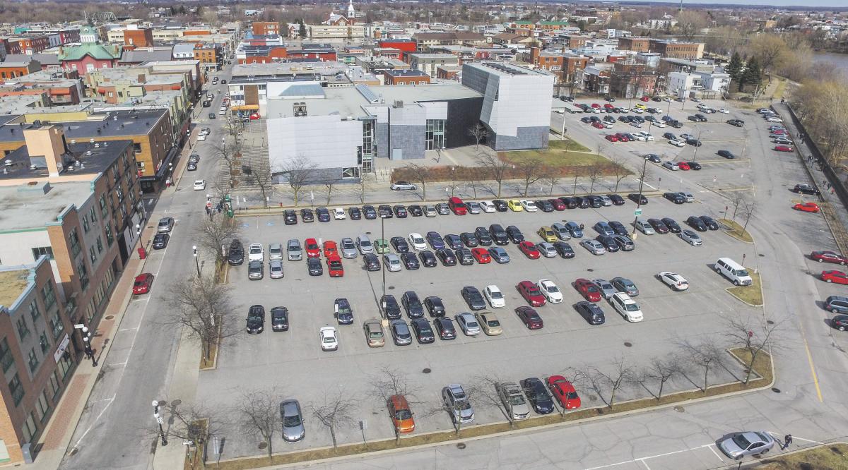 Plusieurs stationnements, dont celui à côté du Centre des arts Juliette-Lassonde, changeront éventuellement de vocation. Photothèque | Le Courrier ©