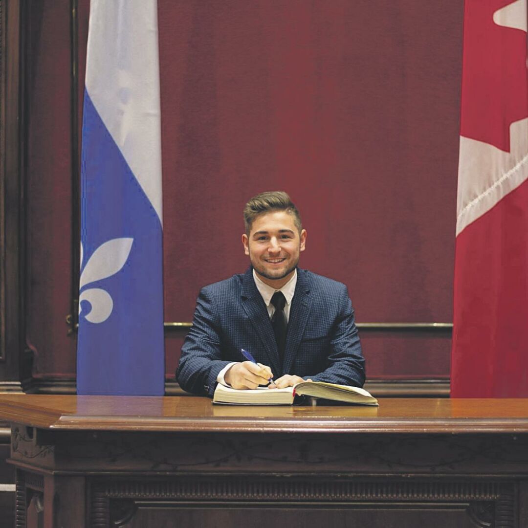 Lors de sa deuxième participation au Parlement étudiant du Québec, Hugo était le porteur du budget. Il y a investi plus 200 heures de travail ardu. Photo gracieuseté