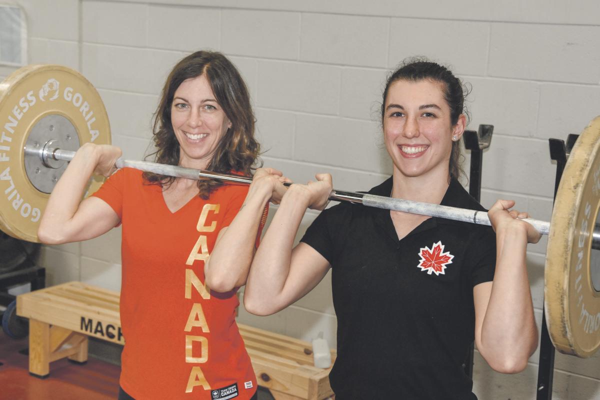 Kim Barré aurait aimé participer aux Jeux olympiques lorsqu’elle était elle-même haltérophile, mais elle est tout aussi heureuse de voir sa fille, Tali, vivre cette expérience cette année. Photo François Larivière | Le Courrier ©