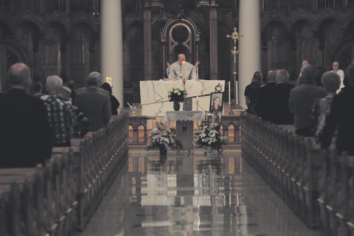 Samedi, la famille et les proches d’Andrée Champagne lui ont rendu un dernier hommage public lors des funérailles célébrées à la cathédrale de Saint-Hyacinthe, un an après son décès. Photo Robert Gosselin | Le Courrier ©