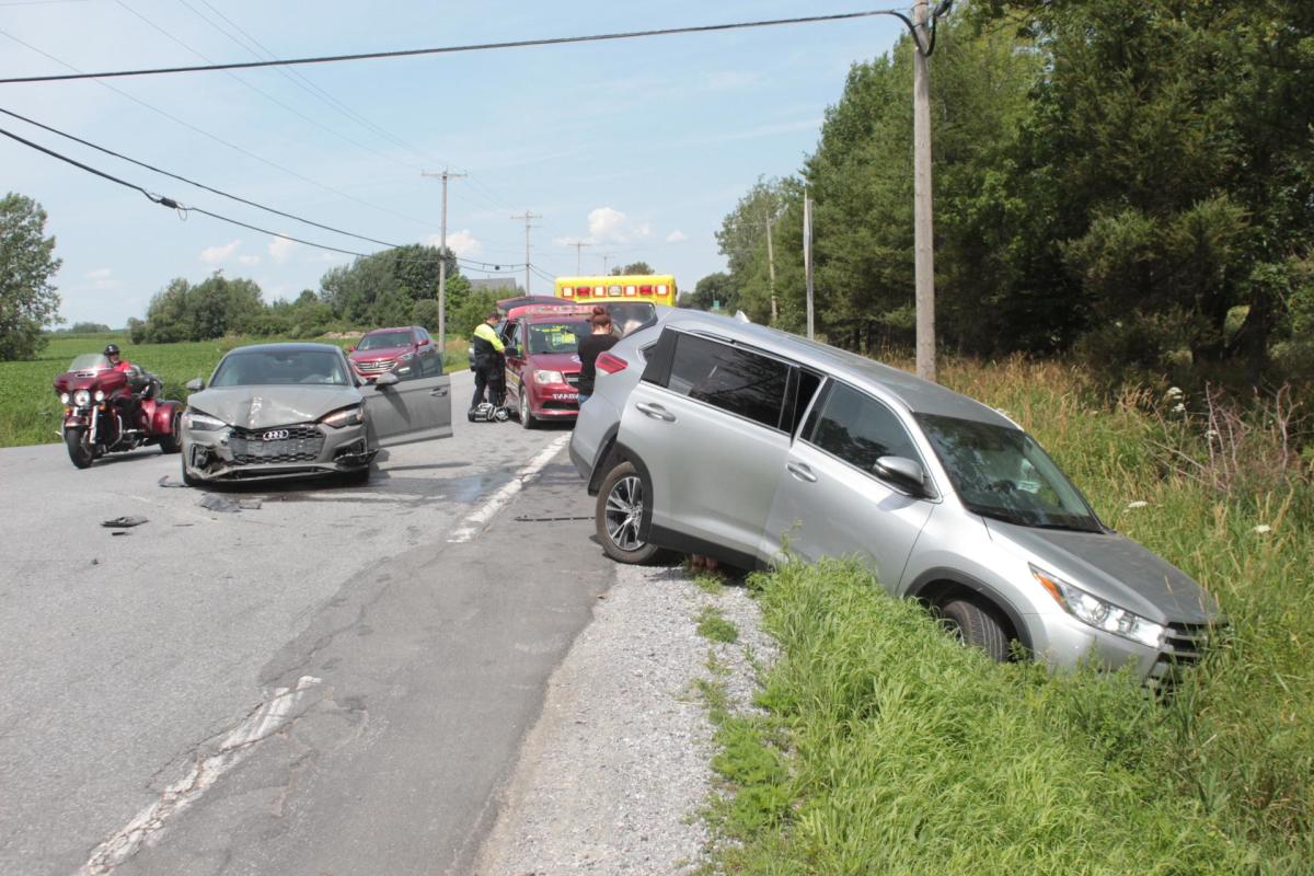 La collision des deux véhicules s’est déroulée à l’intersection du 9e rang et le rang Saint-George à Saint-Liboire. Malgré l’ouverture des coussins gonflables, seulement une personne a été transportée à l’hôpital pour des blessures mineures. Photo Adam Bolestridge