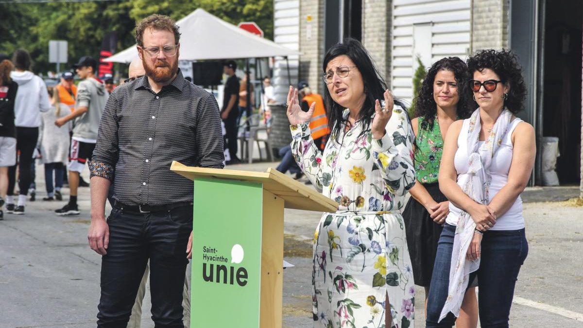 La cheffe du parti Saint-Hyacinthe unie, Marijo Demers, et le candidat de Saint-Thomas-d’Aquin, Mathieu Désy, ont présenté leurs priorités touchant le milieu agricole à l’Expo agricole de Saint-Hyacinthe. Photo François Larivière | Le Courrier ©