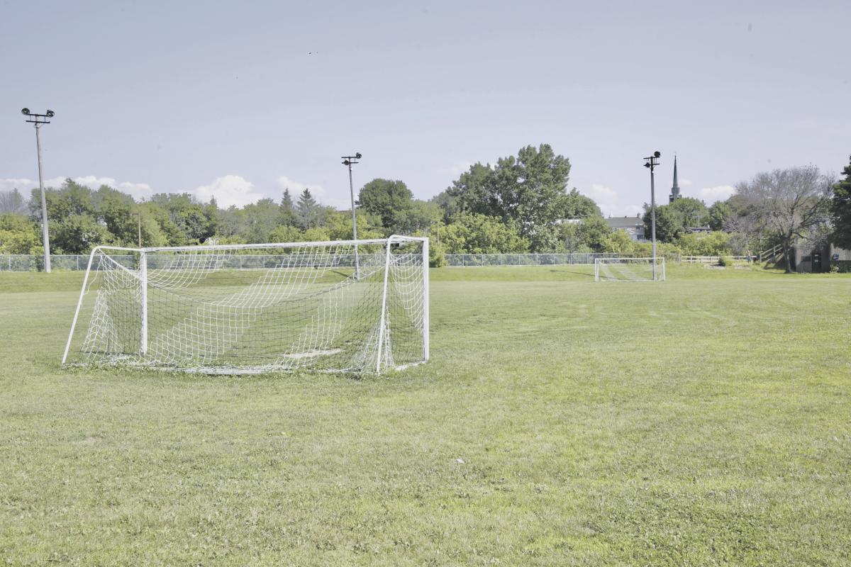 La Ville de Saint-Hyacinthe prévoit aménager des cases de stationnement alternatives sur le terrain de soccer des Loisirs Christ-Roi afin de compenser la perte des cases à l’arrière du Centre des arts Juliette-Lassonde. Photo Robert Gosselin | Le Courrier ©