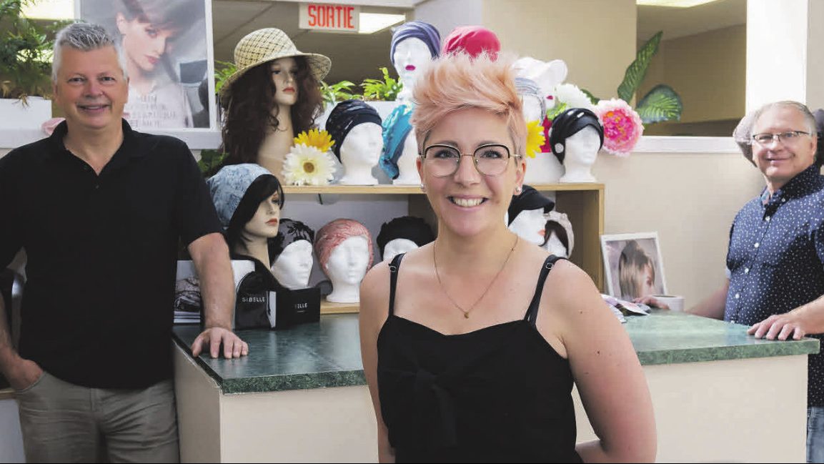 La Clinique Capillaire Cartier a commencé ses activités au 1663, avenue Saint-Antoine. Ce nouveau salon de coiffure est spécialisé en santé capillaire et offre à la fois des traitements liés à la perte de cheveux et des perruques et prothèses pour tous ou pour les personnes en traitement médical. L’établissement est dirigé par Marie-France Cartier. Sur la photo, Sylvain Gervais, directeur du développement commercial de Saint-Hyacinthe Technopole, Marie-France Cartier et Jeannot Caron, conseiller municipal.