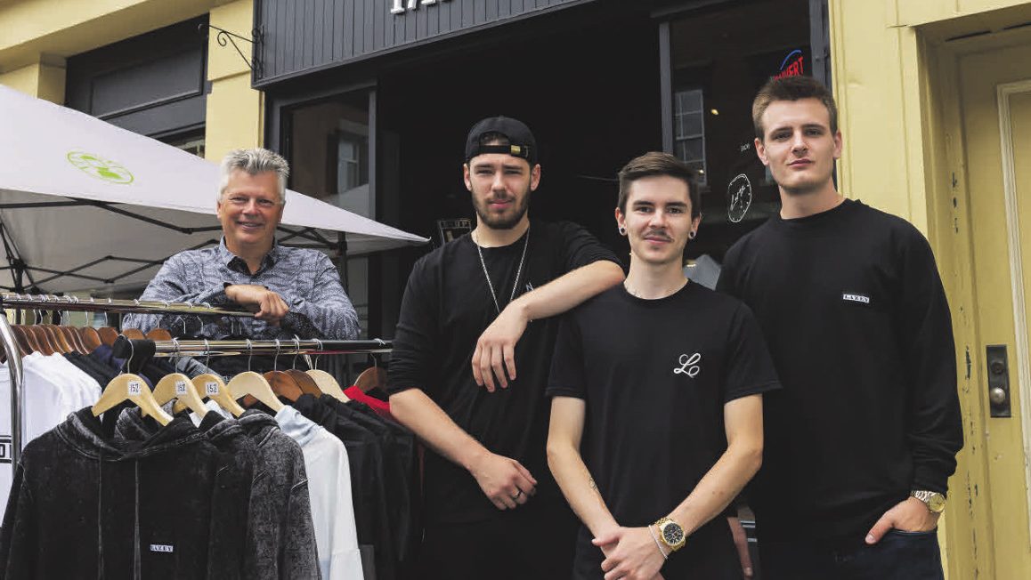 Affaires Lazey est une nouvelle boutique de vêtement et accessoires mode pour jeunes adultes. Ses produits sont offerts en boutique, mais aussi en ligne. Elle offre également des services d’impression sur vêtements. Dirigé par les associés Guillaume Guimond, Tristan Malouin et Samuel St-Pierre, ce commerce est localisé au 1711, rue des Cascades. Sur la photo, Sylvain Gervais, directeur du développement commercial de Saint-Hyacinthe Technopole, en compagnie de Tristan Malouin, Samuel St-Pierre et Guillaume Guimond