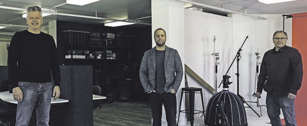 Une nouvelle agence marketing, Kréatif, a installé ses bureaux, ses studios et ses espaces de conception au 1191, rue des Cascades. L’entreprise offre des services de réalisation et de production vidéo, de photographie, de création de contenu, de conception web, de graphisme et de réalisation d’outils marketing. Son propriétaire, Sylvain Grève, a développé une clientèle un peu partout au Québec et même à l’international. Sur la photo, Sylvain Gervais, directeur du développement commercial de Saint-Hyacinthe Technopole, Sylvain Grève et Jeannot Caron, conseiller municipal.