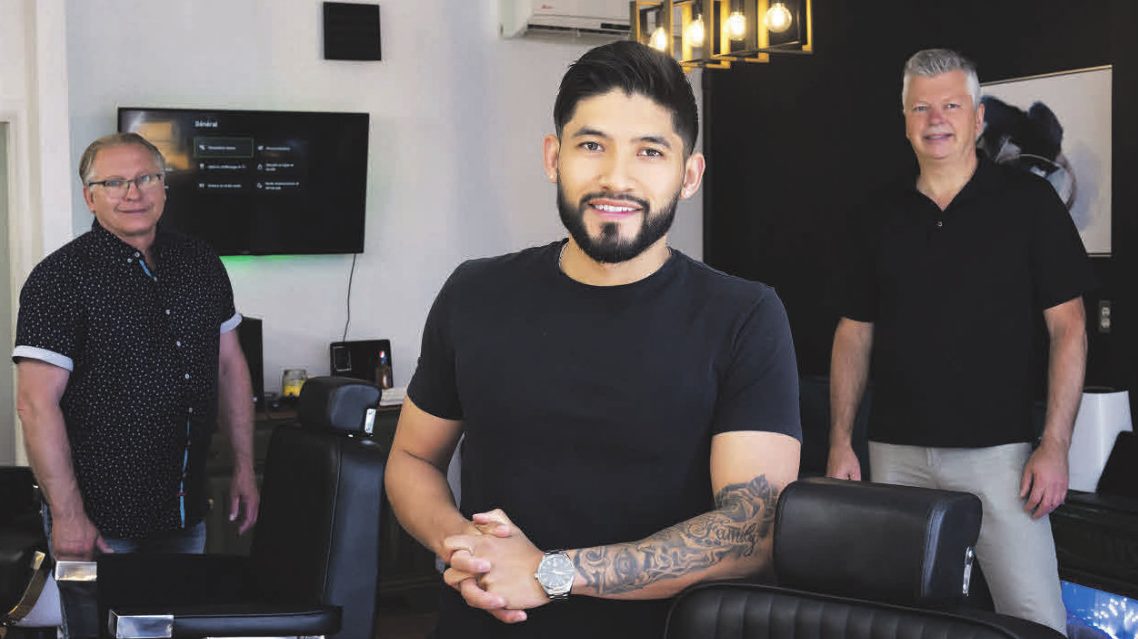Le jeune promoteur Karol Munhiz a ouvert l’entreprise Monsieur Sharp. Il s’agit d’un nouveau salon qui offre des services de coupes de cheveux et de barbe à ses installations du 1170, rue des Cascades. Il propose une ambiance de style latine. Sur la photo, Jeannot Caron, conseiller municipal, Karol Munhiz et Sylvain Gervais, directeur du développement commercial de Saint-Hyacinthe Technopole.