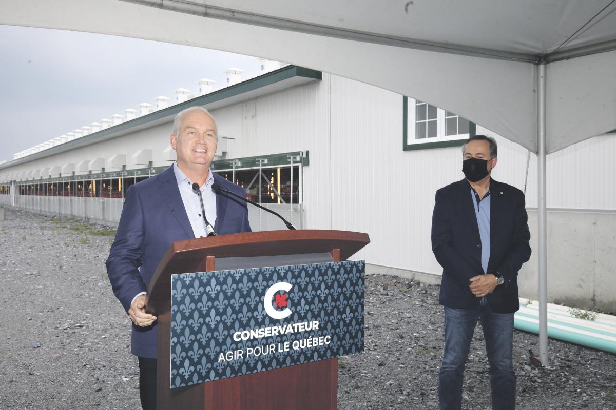 Le chef du Parti conservateur, Erin O’Toole, a présenté, en compagnie du candidat André Lepage, son engagement de financer un centre de recherche à Saint-Hyacinthe. Photo Robert Gosselin | Le Courrier ©