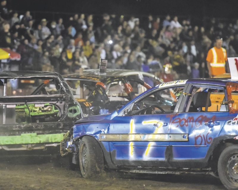 Une soixantaine de véhicules ont participé au derby de démolition chaque soir.
