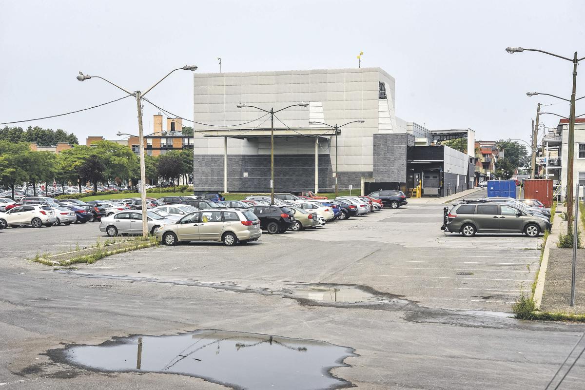 Toutes les cases de stationnement derrière le Centre des arts Juliette-Lassonde seront amputées. Photo François Larivière | Le Courrier ©
