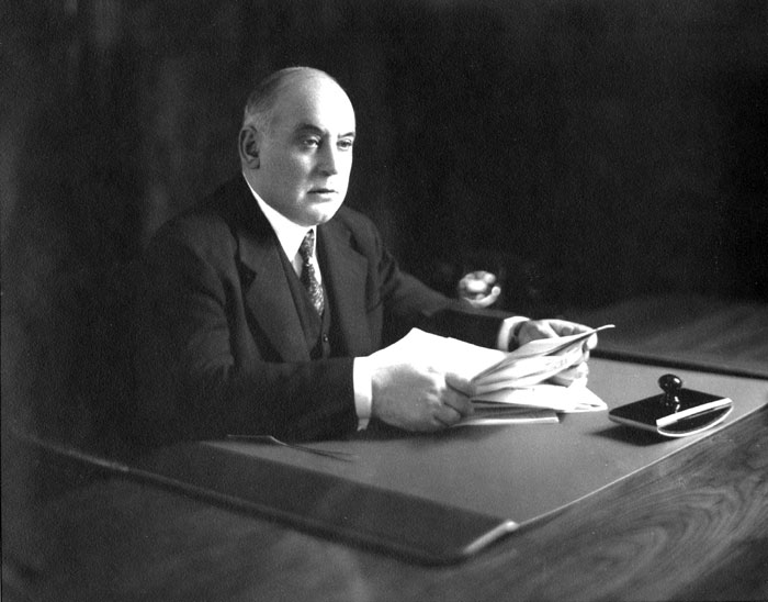 T.-D. Bouchard assis à son bureau, 1936. Photo Coll. Centre d’histoire CH354