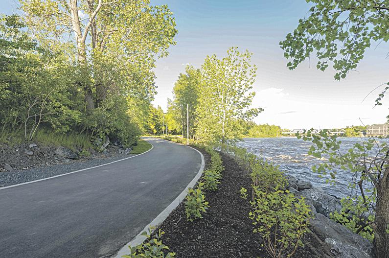 La promenade Rivia de Drummondville a été créée de toutes pièces le long de la rivière Saint- François. La piste multifonctionnelle sera bientôt deux fois plus longue que la promenade maskoutaine. Les deux premières phases bénéficient d’un budget de 8,1 M$. Photo fournie par la Ville de Drummondville