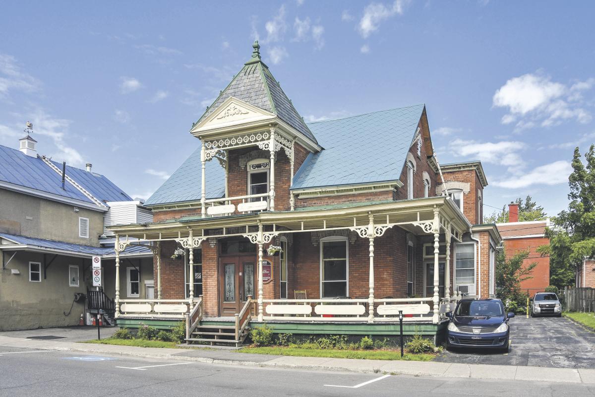 Le 900, avenue Sainte-Anne au centre-ville de Saint-Hyacinthe est une maison vieille de plus de 150 ans ayant appartenu à Zoé Casavant, cousine des célèbres frères Casavant. Photo François Larivière | Le Courrier ©