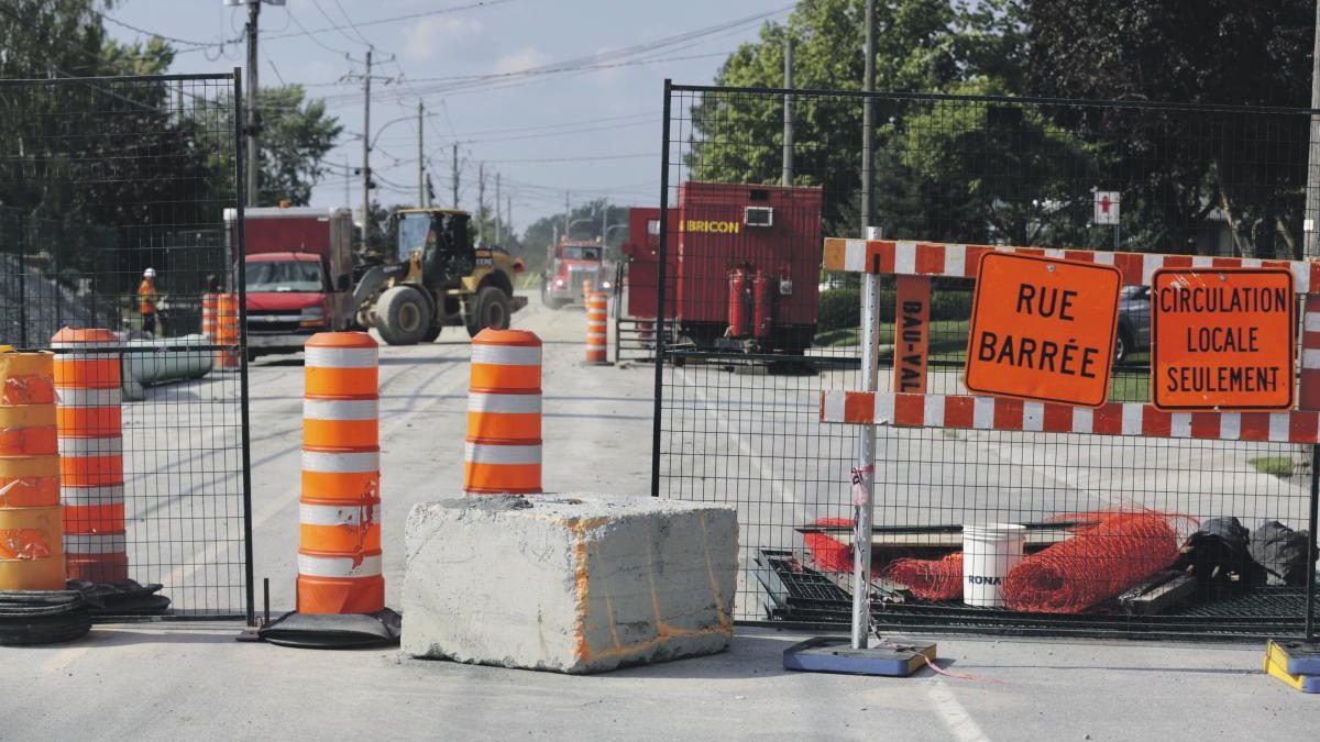 La rue Girouard Est fait l’objet de travaux majeurs pour y reconstruire le poste de pompage. Photo Robert Gosselin | Le Courrier ©