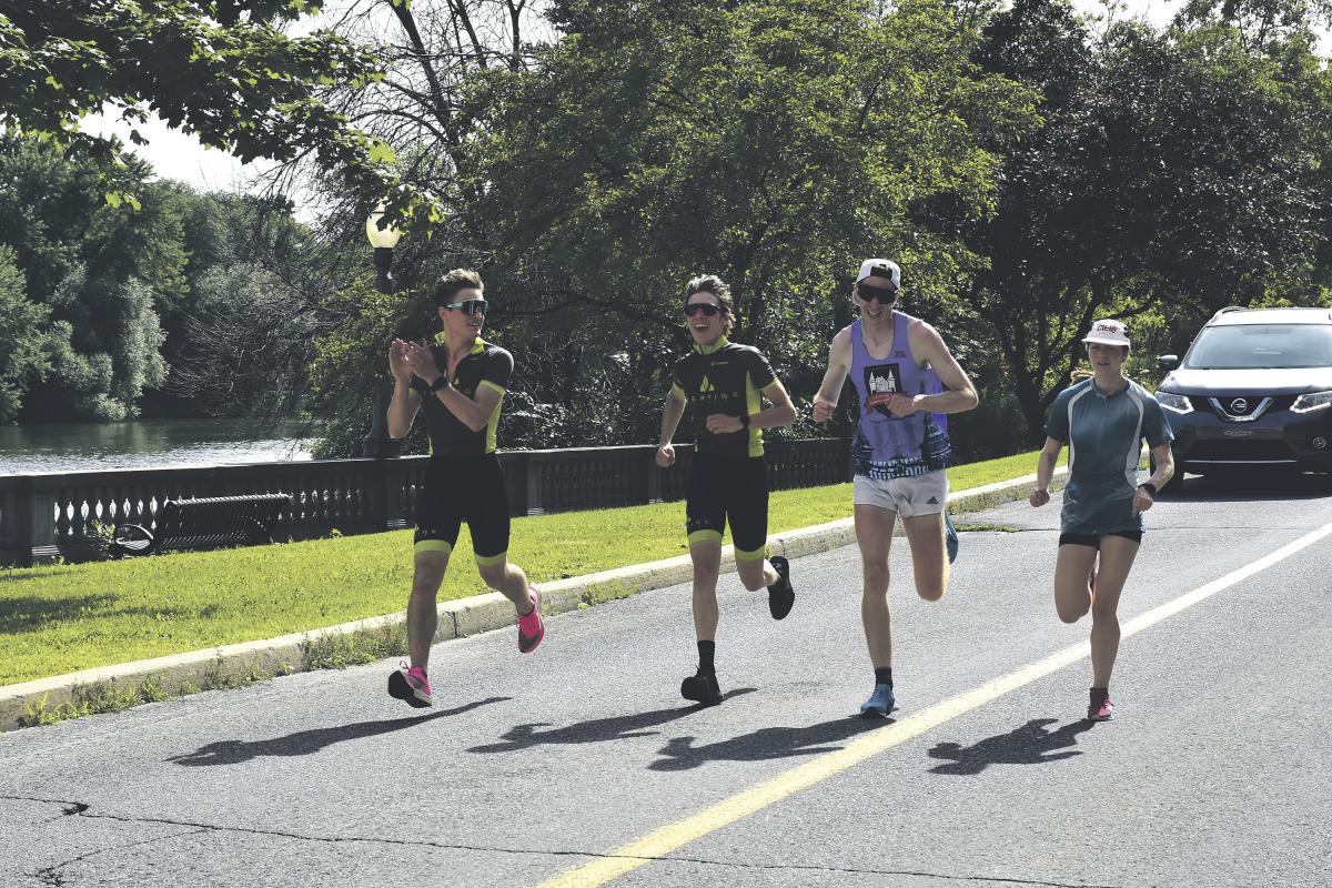 Après avoir parcouru 145 km à travers la MRC des Maskoutains, dont 75 km de façon ininterrompue à la course à pied, Julien Pinsonneault (avec la camisole bleue) a complété son ambitieux défi « À la foulée des souvenirs maskoutains » en compagnie des supporteurs qui l’ont encadré tout au long de la journée. Photo François Ariel