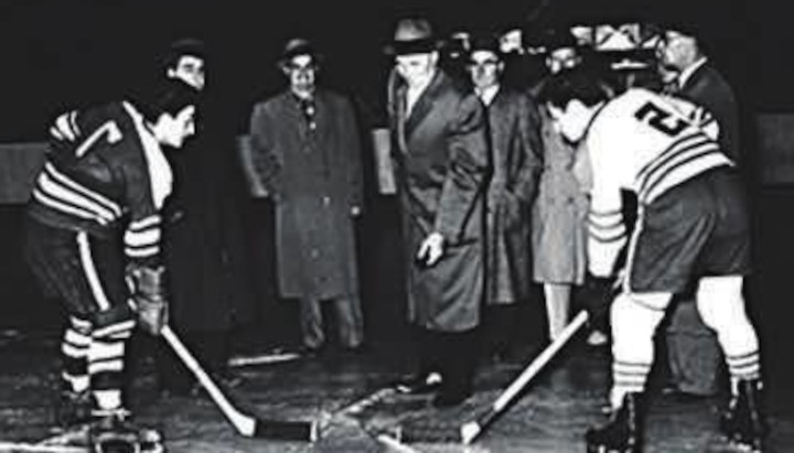 Mise au jeu officielle de la ligue de hockey junior par l’échevin Uldéric Pion, 1957.Photo Collection du Centre d’histoire de Saint-Hyacinthe, Fonds CH116-AP-005446