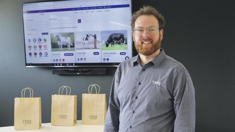 Mathieu Désy, coordonnateur aux ventes du CIAQ, est fier de la nouvelle plateforme permettant la vente en ligne de semences de taureaux. Photo Robert Gosselin | Le Courrier ©