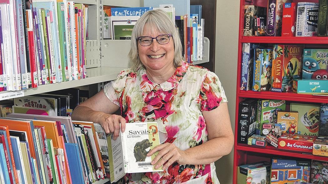 Pour souligner les 40 ans de la bibliothèque de Saint-Damase, la responsable Chantal Reichel et son équipe ont mené une vaste campagne de financement qui a permis d’instaurer une nouvelle section de jeux de société et de bonifier les collections de livres. Photo François Larivière | Le Courrier ©