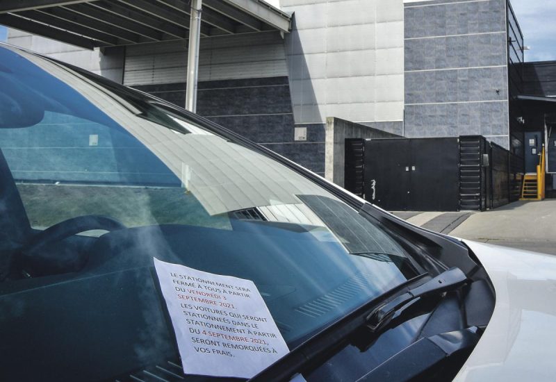 Des notes anonymes ont été distribuées sur les parebrises des véhicules stationnés à l’arrière du Centre des arts. Photo François Larivière | Le Courrier ©