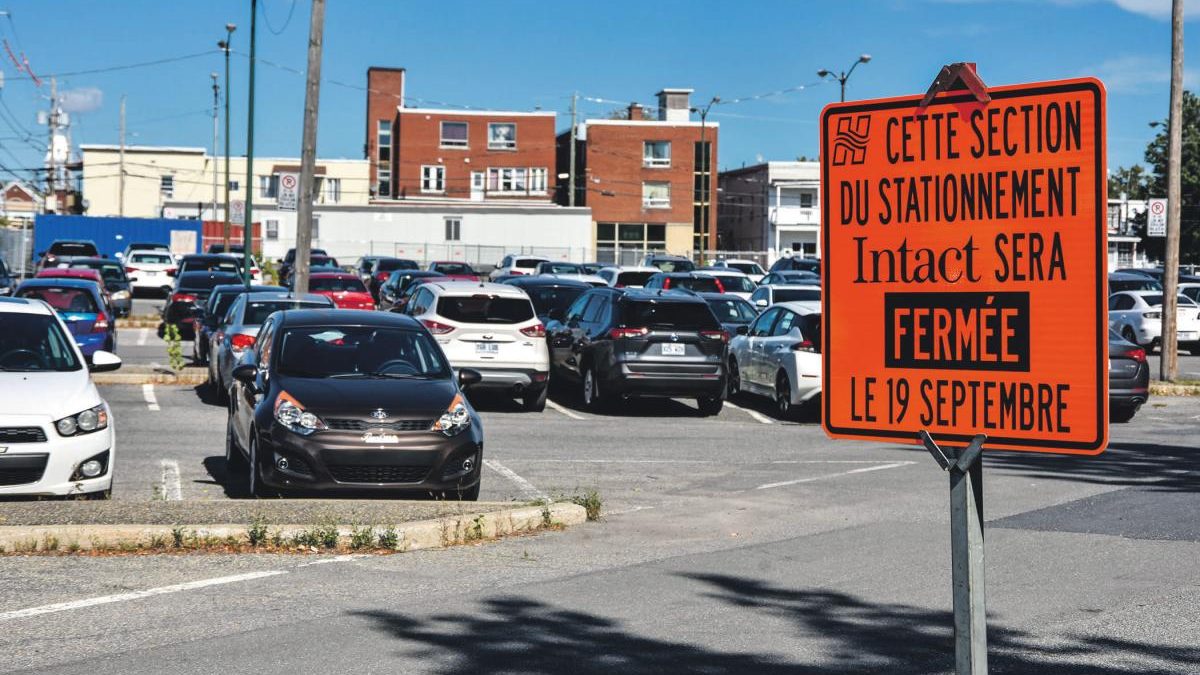 Après des semaines de tergiversation, le stationnement à l’arrière du Centre des arts Juliette- Lassonde est fermé depuis le 19 septembre. Photo François Larivière | Le Courrier ©