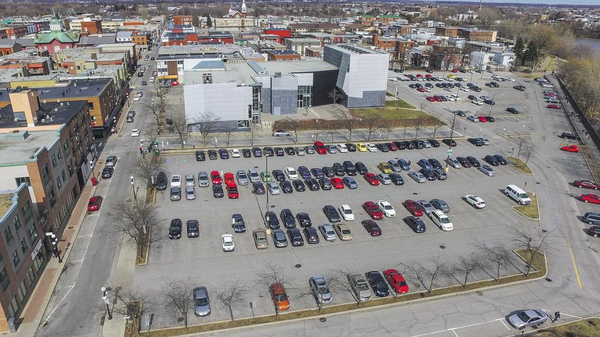 Le PPU prévoit la disparition des stationnements de surface au centre-ville, dont celui à côté du Centre des arts Juliette-Lassonde. Photothèque | Le Courrier ©