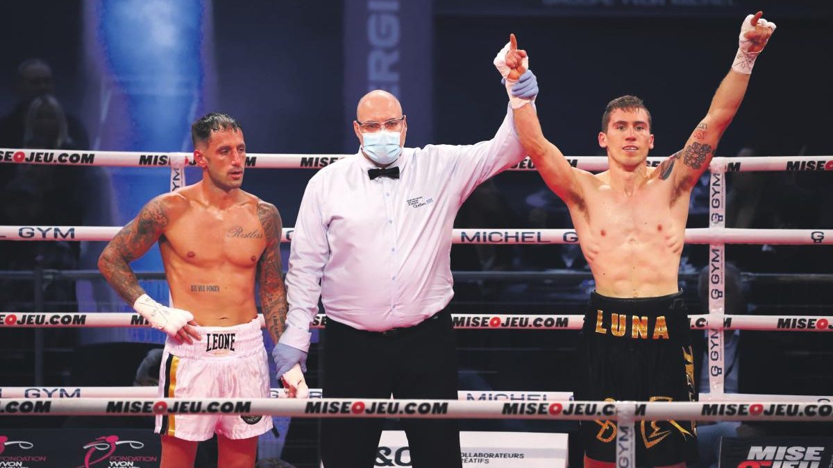 Avec ses coups répétés au corps, Samuel Lajoie-Déry a fait broncher Patrick Lafleur dès le deuxième round à son premier combat chez les professionnels. Photo Yanick Maltais