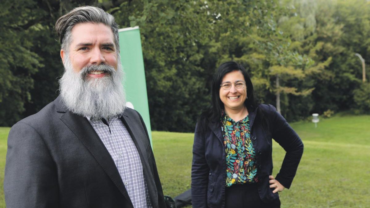 La cheffe de Saint-Hyacinthe unie, Marijo Demers, a présenté son dernier candidat, Alexandre Tardif, qui se lance dans le district Yamaska. Photo Robert Gosselin | Le Courrier ©