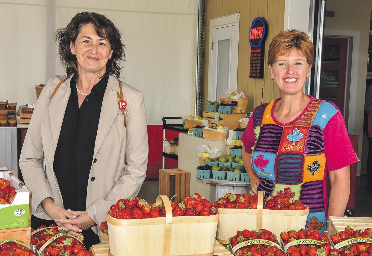 La candidate libérale dans Saint-Hyacinthe–Bagot, Caroline-Joan Boucher, et la ministre fédérale sortante de l’Agriculture et de l’Agroalimentaire, Marie-Claude Bibeau, à la Ferme Gadbois située à Saint-Barnabé-Sud. Photo François Larivière | Le Courrier ©