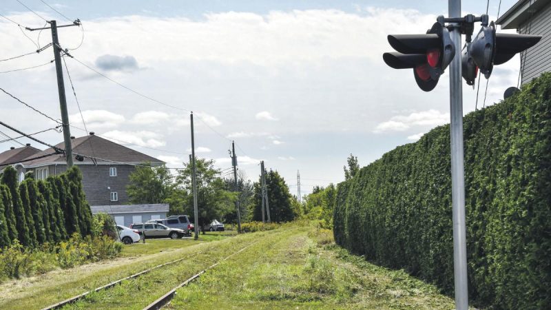 La voie ferrée n’est plus utilisée depuis 2012 et a même été asphaltée à certains endroits. Photo François Larivière | Le Courrier ©