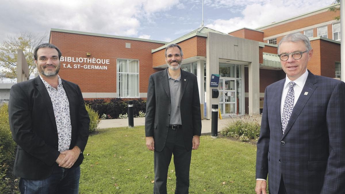 L’architecte Vincent Boulianne, le président d’Habitations Maska et conseiller municipal, David Bousquet, et le maire de Saint-Hyacinthe, Claude Corbeil. Photo Robert Gosselin | Le Courrier ©