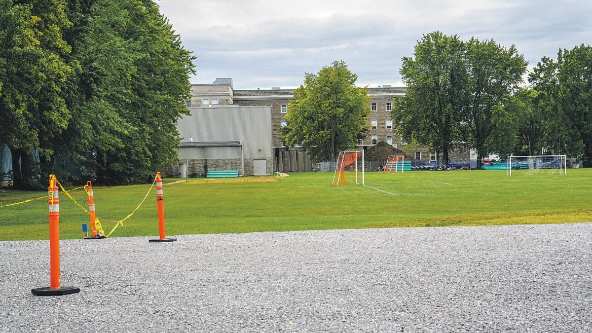 La cour de l’école Casavant a été réduite afin d’offrir un stationnement aux membres du personnel. Photo François Larivière | Le Courrier ©