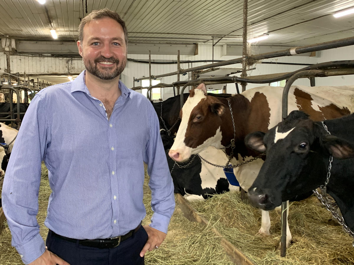 Le député sortant Simon-Pierre Savard-Tremblay s’engage à promouvoir le modèle d’agriculture québécois. Photo gracieuseté