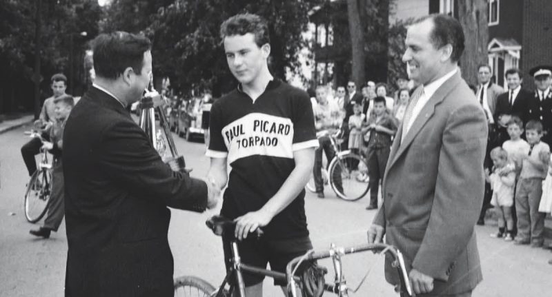 Le cycliste Raymond Raîche et Paul Picard à droite, en 1960.
Photo Collection Centre d’histoire de Saint-Hyacinthe, CH548