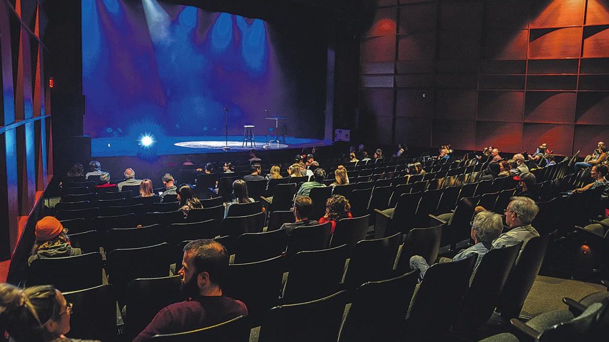À partir de vendredi, les salles de spectacles pourront à nouveau être remplies à pleine capacité, mais le Centre des arts Juliette-Lassonde compte rester en mode distanciation encore quelques semaines et prendre tout le temps qui lui est alloué, soit jusqu’au 14 novembre, pour s’ajuster. Photothèque | Le Courrier ©