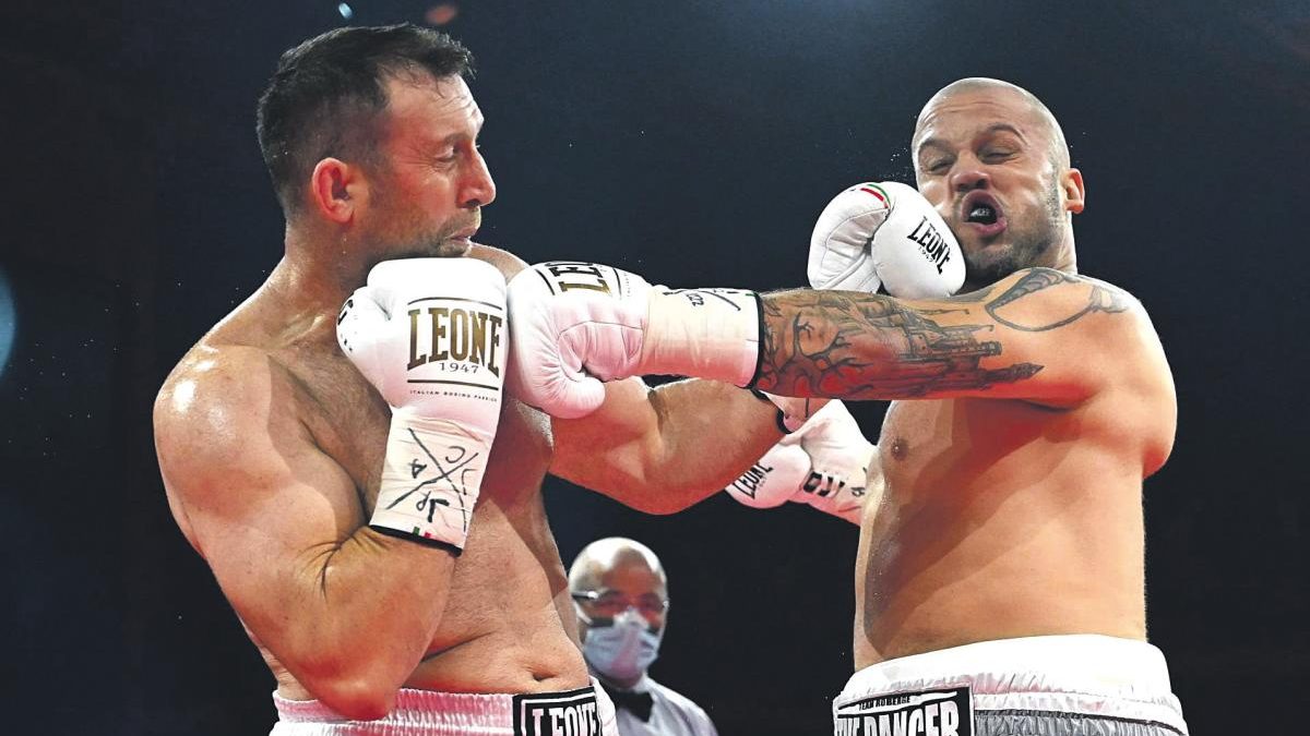 Francis Charbonneau (à gauche) a été convaincant, vendredi, avec une victoire par décision unanime dans une revanche accordée à Alexandre Roberge. Photo GYM – Bernard Brault