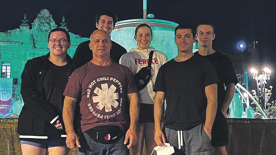 La délégation du club La Machine Rouge au championnat panaméricain junior regroupait les haltérophiles Emma Friesen, Shad Darsigny, Charlotte Simoneau, Matt Darsigny et Youri Simard, de même que l’entraîneur Yvan Darsigny. Photo gracieuseté