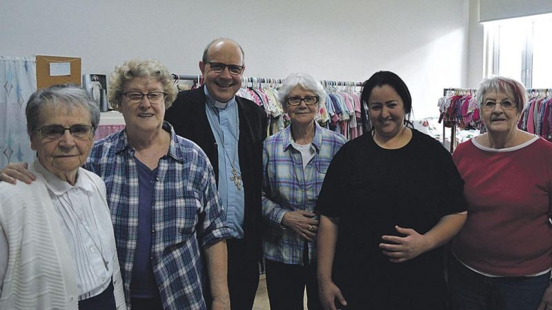 Quelques bénévoles d’Urgence-Vie en compagnie de Mgr Christian Rodembourg lors de sa visite dans le local de l’organisme maskoutain. Photo gracieuseté