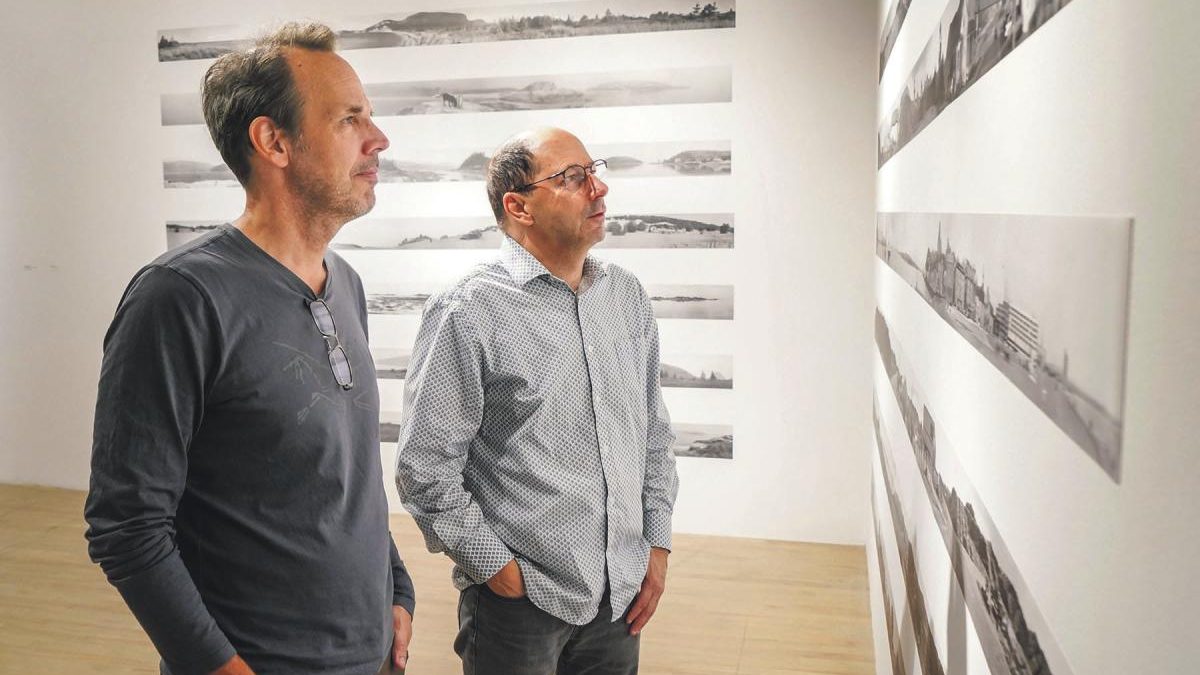 Avec l’exposition Voyager du regard, revisiter le paysage, l’artiste Ivan Binet (à gauche) partage des œuvres réalisées au cours des trente dernières années sous la forme d’une rétrospective. On le voit ici en compagnie du commissaire Carl Johnson.
Photo François Larivière | Le Courrier ©
