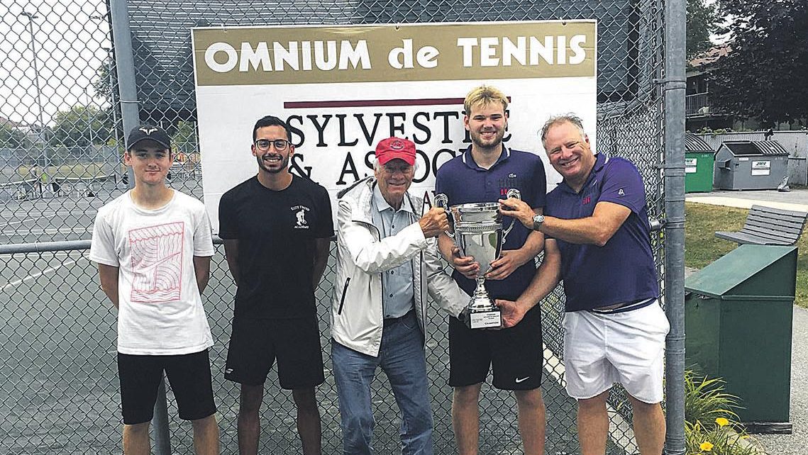 En plus de remporter les deux tournois présentés au Complexe de tennis Services financiers Guy Duhaime avec son père Jacques Sylvestre Jr (à droite sur la photo), Hugo Sylvestre (à ses côtés) a récolté un titre en simple. On les voit en compagnie des finalistes, Justin Gautrais et Alexandre Skelling, et de Jacques Sylvestre Sr. Photo gracieuseté
