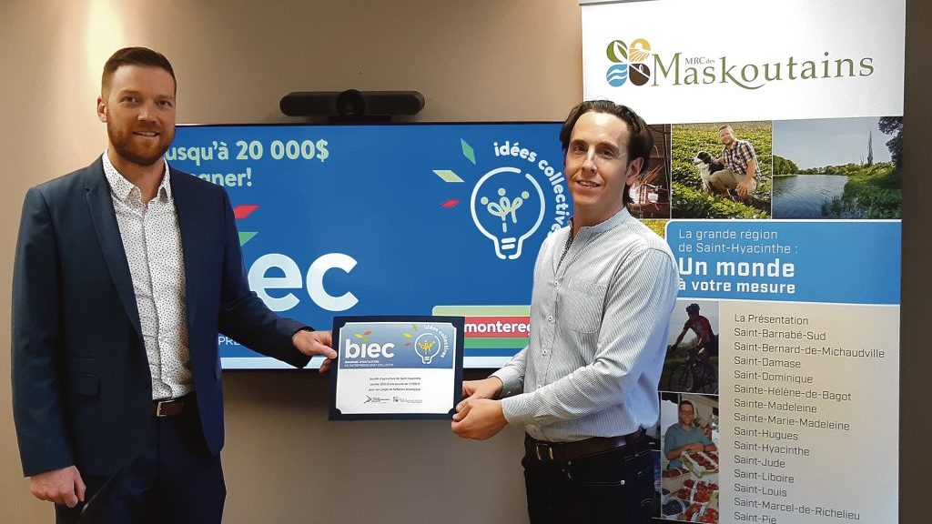 David Messier (à gauche), directeur général de GoXpo et de la Société d’agriculture de Saint-Hyacinthe et récipiendaire d’une BIEC en 2020, et Steve Carrière, commissaire au développement agricole et agroalimentaire à la MRC des Maskoutains. Photo gracieuseté