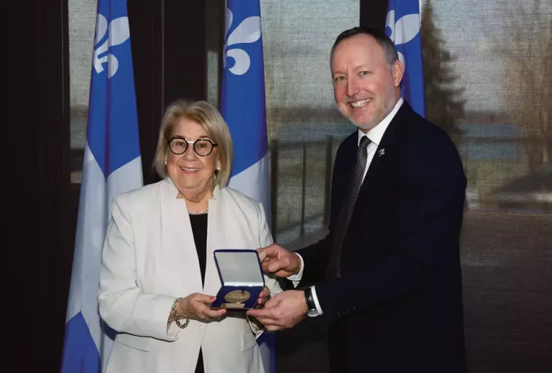 Francine Morin a reçu la médaille de l’Assemblée nationale des mains du député de Richelieu, Jean-Bernard Émond. Photo Philippe Manning